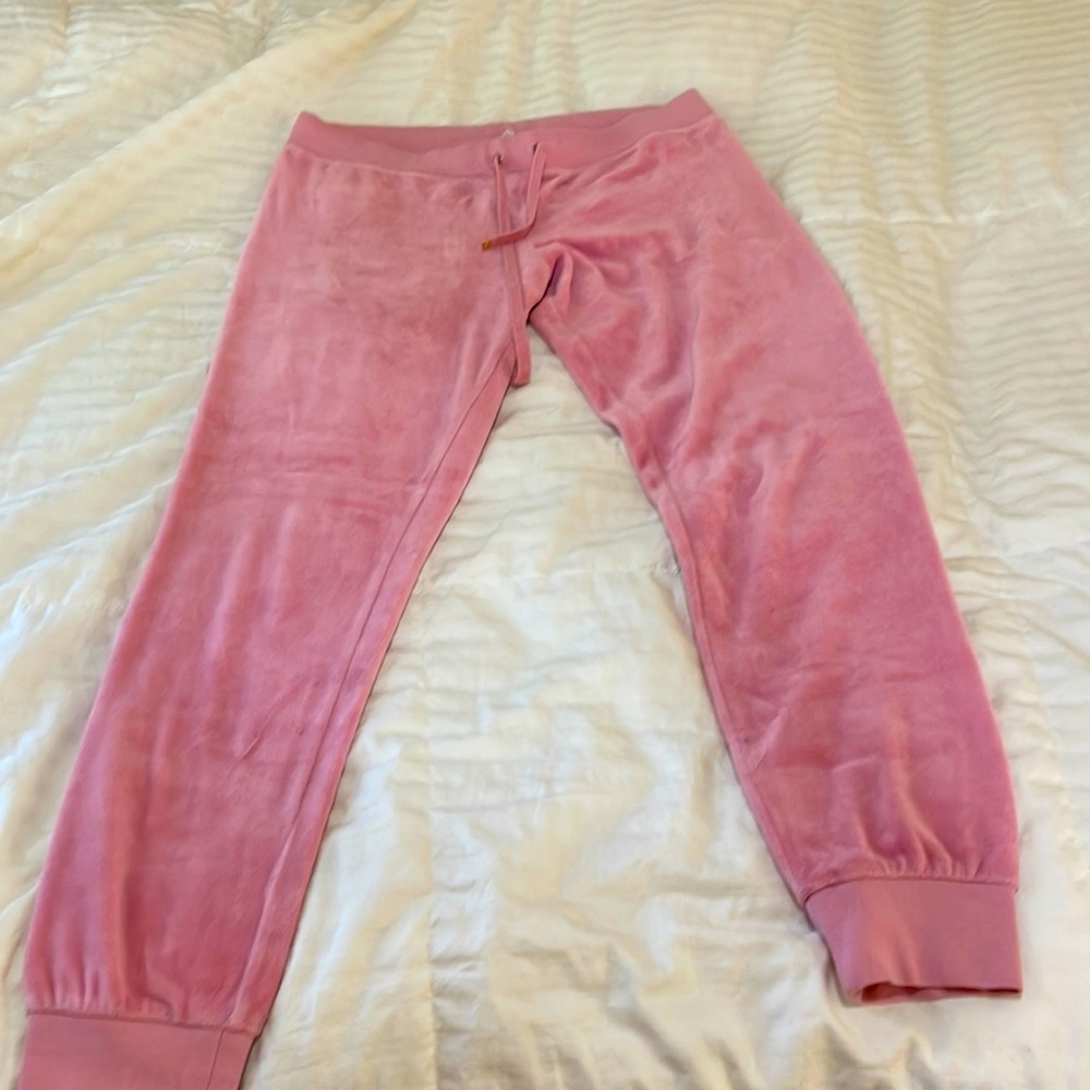 Beautiful Pink sweatpants from Juicy Couture; in the size M!